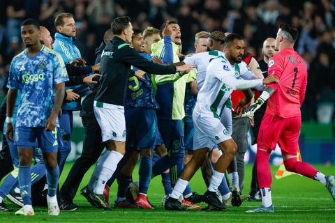 Ook woedende Ajax-speler moet vrezen voor schorsing na enorme vechtpartij op bezoek bij FC Groningen