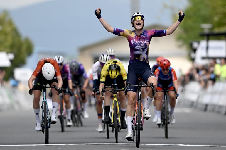 Nederlandse renster wint openingsrit in Ronde van Baskenland, Anne van der Breggen hard ten val