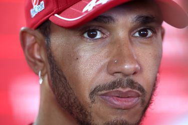 Emotionele Lewis Hamilton bezorgd om dierbaar lid van familie: 'Mijn hart staat stil'