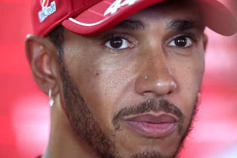 Emotionele Lewis Hamilton bezorgd om dierbaar lid van familie: 'Mijn hart staat stil'