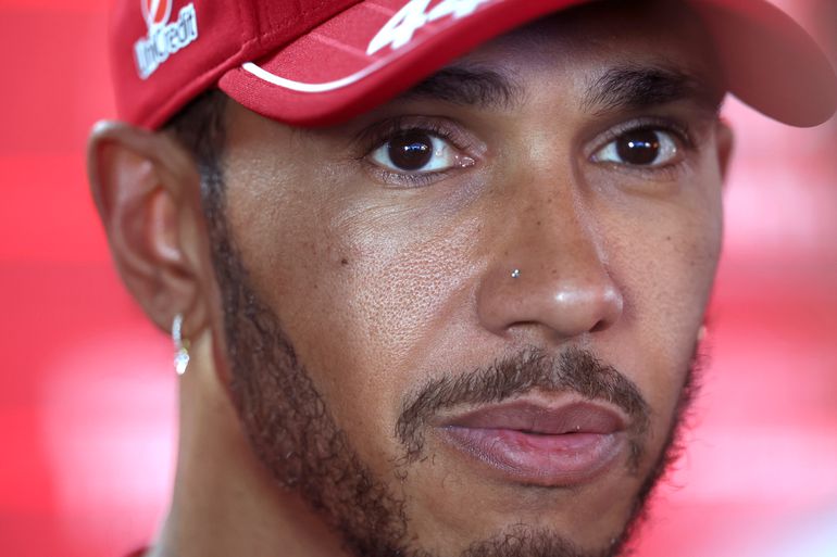 Lewis Hamilton deelt verdrietig nieuws over dierbaar lid van familie: 'Mijn hart staat stil'