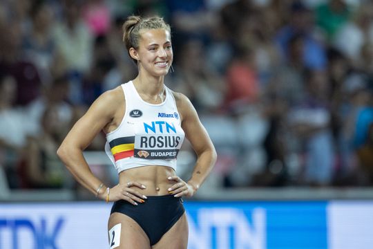 Giechelende topatlete krijgt luid applaus na onthulling: 'Ik woon samen met mijn vriendin'