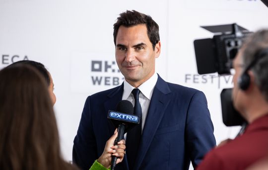 Wild gerucht rondom tennislegende Roger Federer: presentatoren hinten op enorme stunt