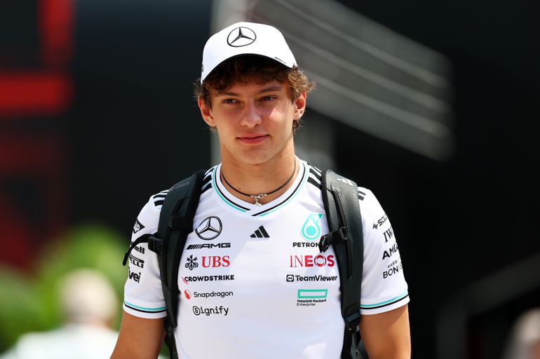 Mercedes-coureur (18) verrast klasgenoten én vindt emotionele boodschap tijdens thuisrace