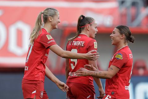 Vrouwen FC Twente zorgen voor bizarre stunt tijdens bekerfinale, fans PSV krijgen koekje van eigen deeg