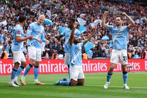 Briljant hakje helpt Manchester City aan bekerdubbel na FA Cup-zege op Chelsea