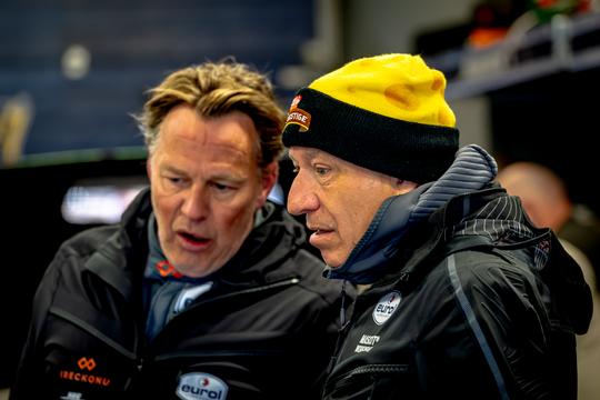 Nederlandse racelegende Tom Coronel beleeft nachtmerrie op de Nürburgring: 'Dit is natuurlijk dramatisch'