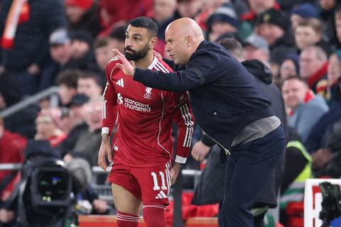 Afzwaaiende Mohamed Salah haalt hard uit naar Arne Slot: 'Dat is niet waar Liverpool voor hoort te staan'
