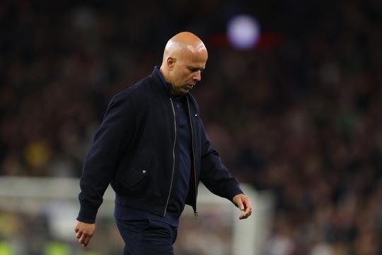 Verdeeldheid over positie Arne Slot bij Liverpool: 'Ze willen hem volgend jaar niet meer'