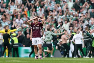 Titelfeest Celtic eindigt in chaos: Hearts veroordeelt 'schandalige taferelen' en stapt ongedoucht in de bus