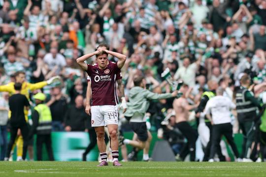 Titelfeest Celtic eindigt in chaos: Hearts veroordeelt 'schandalige taferelen' en stapt ongedoucht in de bus