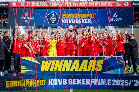 Keepster vrouwen FC Twente ontpopt zich tot heldin in knotsgekke bekerfinale: 'Dit is waarvoor sport gemaakt is'