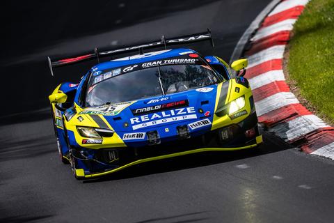 Goede vriend (23) van Max Verstappen vliegt hard de vangrail in tijdens 24 uur van Nürburgring