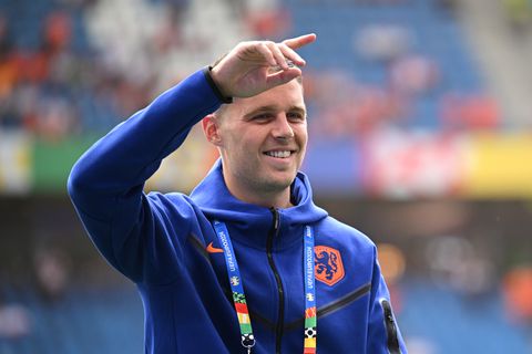 Vrienden Joey Veerman kijken in Volendamse stamkroeg naar EK: 'Heel zenuwachtig voor mijn beste vriend'