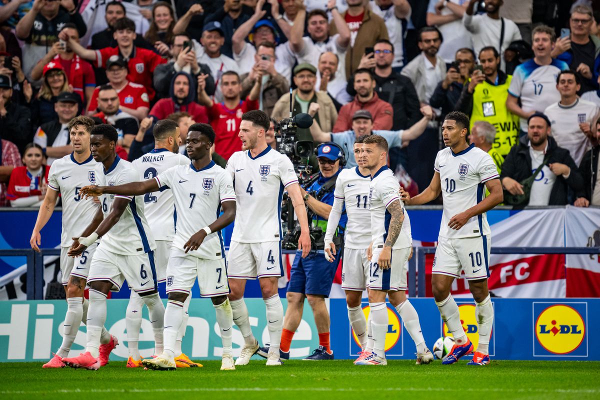 Engeland mazzelt dankzij scorende Jude Bellingham tegen Servië
