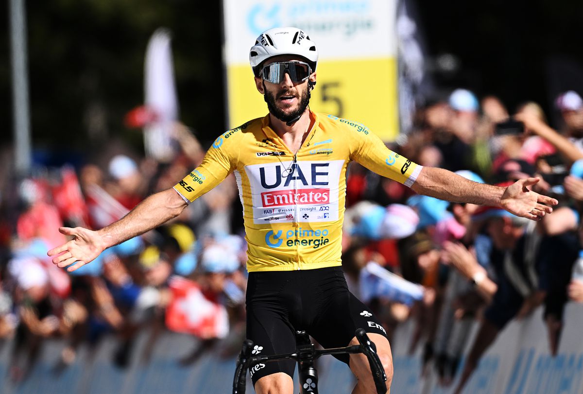 Team UAE Emirates toont bloedvorm voor de Tour: Adam Yates wint Ronde van Zwitserland