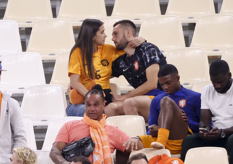 Deze spelersvrouwen zaten op de tribune bij Oranje: Stefan de Vrij aangemoedigd door vrouw en zoontje