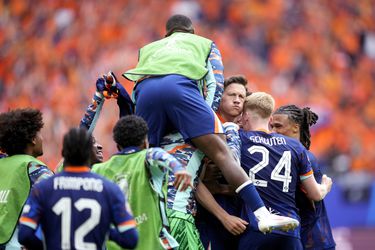 Van juichende Wout Weghorst tot uitgelaten oranje fans: bekijk hier de mooiste beelden na zege van Nederland