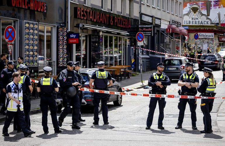Duitse politie schiet in aanloop naar Polen - Nederland man met hakbijl neer bij oranjemars