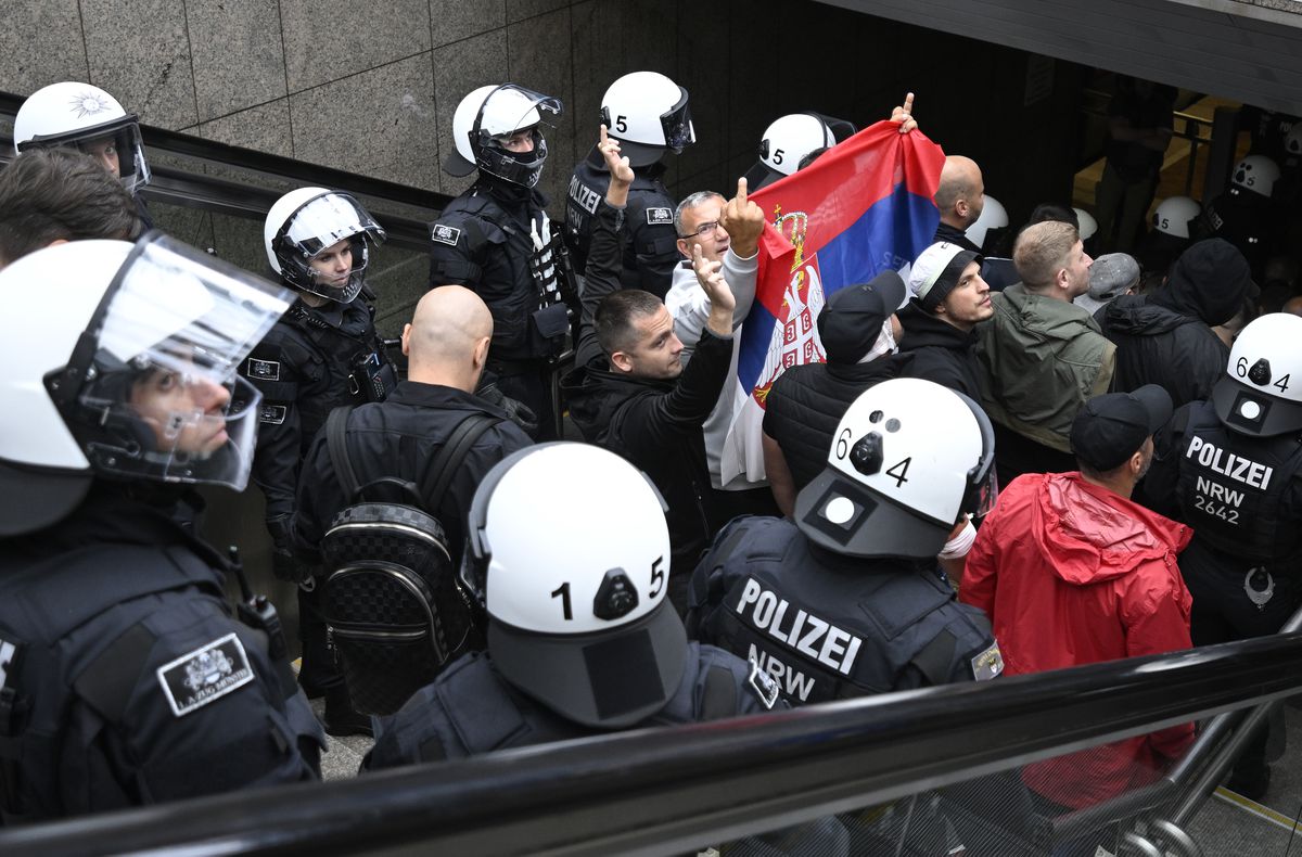 Bloederige gevechten tussen Engelsen en Serviërs in Gelsenkirchen leiden tot UEFA onderzoek