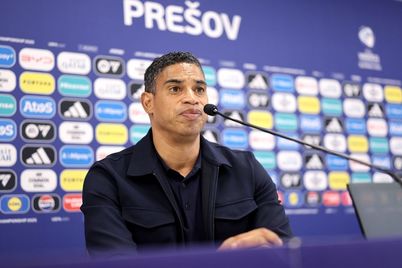 Jong Oranje-coach Michael Reiziger gewezen op mogelijke 'blunder': 'Daar ga ik niet in mee' image