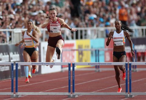 Ongeloof na beelden topatlete Femke Bol: ‘Zelfs als ze in haar nek hijgen’