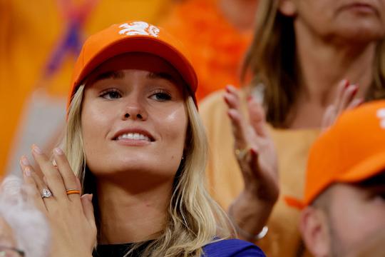 Spelersvrouw Mikky Kiemeney (Frenkie de Jong) straalt met zoontjes op WK voetbal: Bartina Koeman geniet mee