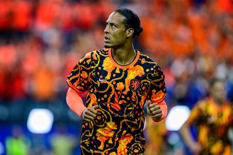 Oud-voetballer hekelt keuze van Nederlandse internationals: 'In andere landen gaan ze bijna huilen'