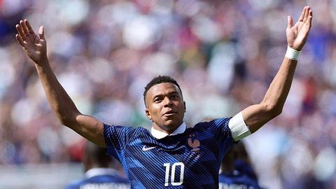 Topvoetballer Kylian Mbappé (27) sneert na historisch moment: 'Dan zou ik tot mijn 80e moeten spelen'