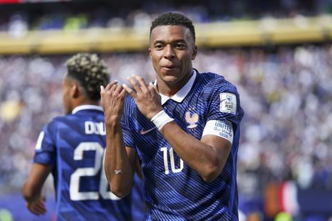 Kylian Mbappé verrast met bijzonder dansje na historische WK-goal: afspraak met beroemde presentator