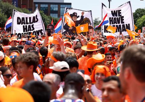 Nederlands elftal krijgt weer massaal steun van fans: zoveel landgenoten zijn er rondom WK-wedstrijd tegen Zweden