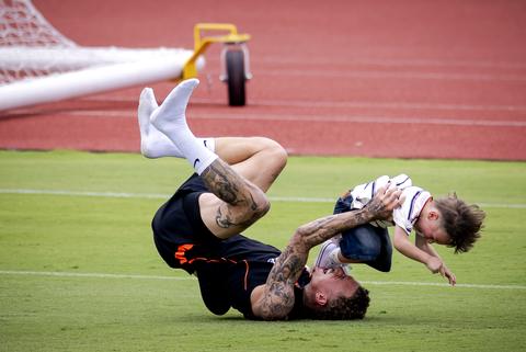 Zoontje Oranje-aanvaller Noa Lang schatert het uit tijdens spelletje met zijn vader op WK voetbal