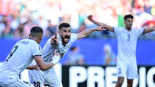 Urenlang vastgehouden spits van Irak zorgt voor emotioneel moment op WK voetbal