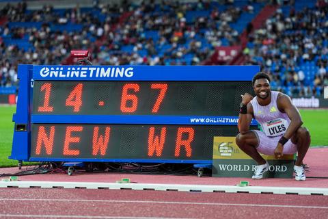 Topatleet Noah Lyles zorgt voor sensationeel wereldrecord: zelfs grote concurrent viert feestje mee