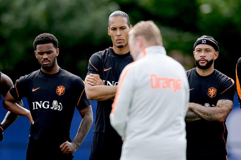 Aanvoerder Virgil van Dijk luistert naar Oranje-bondscoach Ronald Koeman. © Getty Images