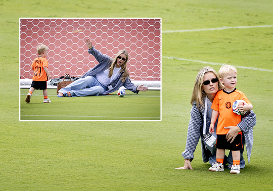 Spelersvrouw Mikky Kiemeney (Frenkie de Jong) steelt met zoontjes de show bij WK voetbal
