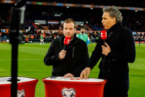 Forse kritiek op Rafael van der Vaart en Pierre van Hooijdonk rond duels Oranje: 'Zijn zuurgraad is zó hoog'