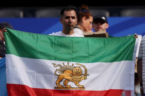 Verboden vlag Iran getoond in beladen duel op WK voetbal onder toeziend oog FIFA-baas Gianni Infantino