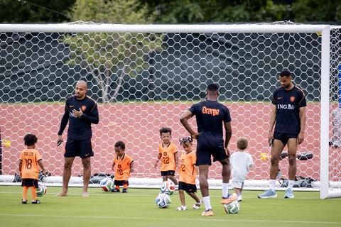 Oranje-speler Cody Gakpo openhartig over belang van familie op WK voetbal: 'Daar krijg je weer energie van'