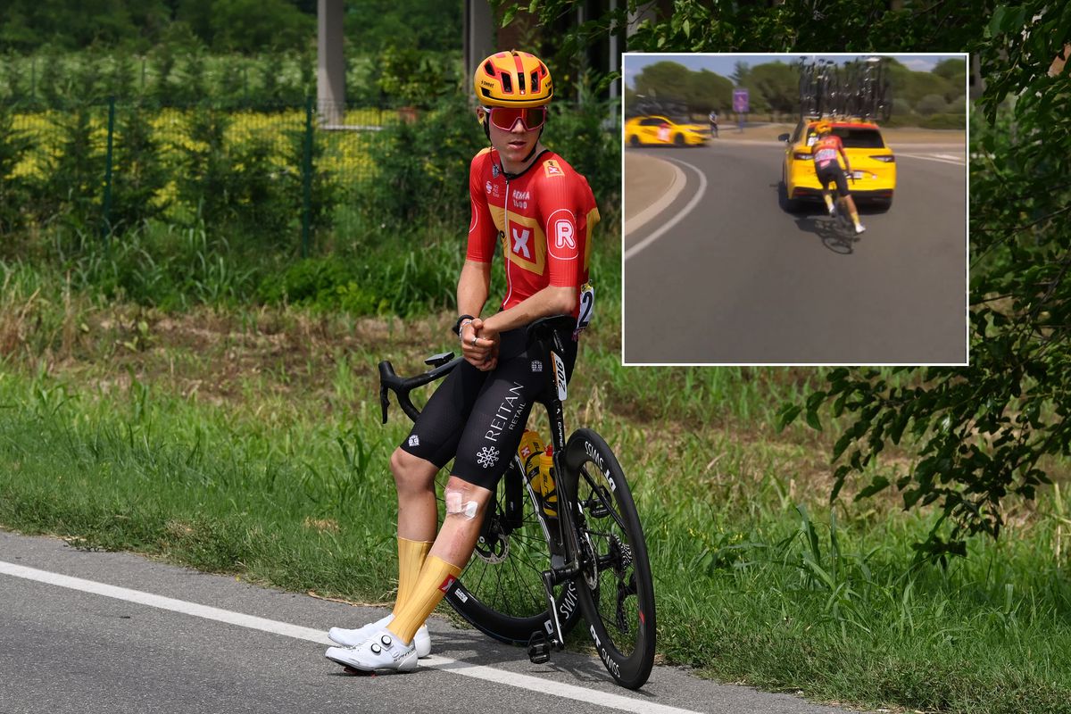 Spookrijdende auto zorgt bijna voor vreselijk ongeluk in Tour de France