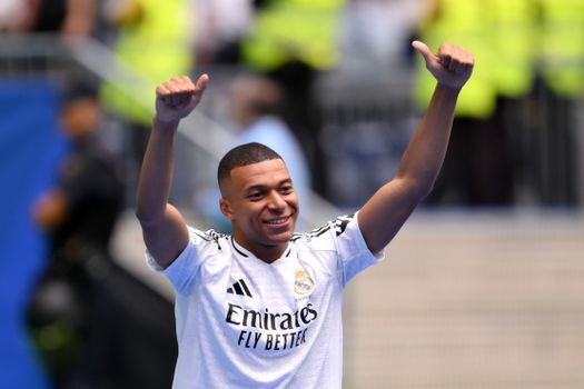 Real Madrid haalt alles uit de kast tijdens spectaculaire presentatie Kylian Mbappé, enorme drukte in Santiago Bernabéu