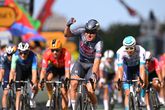 Mathieu van der Poel helpt Jasper Philipsen met fantastische lead-out aan derde etappezege in Tour de France