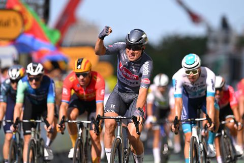 Mathieu van der Poel helpt Jasper Philipsen met fantastische lead-out aan derde etappezege in Tour de France