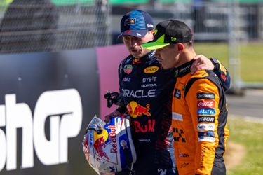 Pijnlijk! Hét moment dat Lando Norris peperdure vaas (40.000 euro) van Max Verstappen omstoot