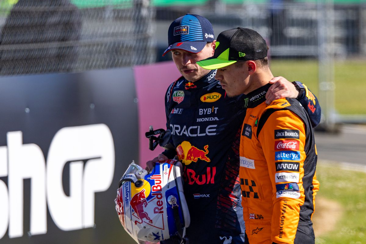 Pijnlijk! Hét moment dat Lando Norris peperdure vaas (40.000 euro) van Max Verstappen omstoot