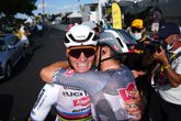 Mathieu van der Poel omhelst Jasper Philipsen na zijn zege. © Getty Images