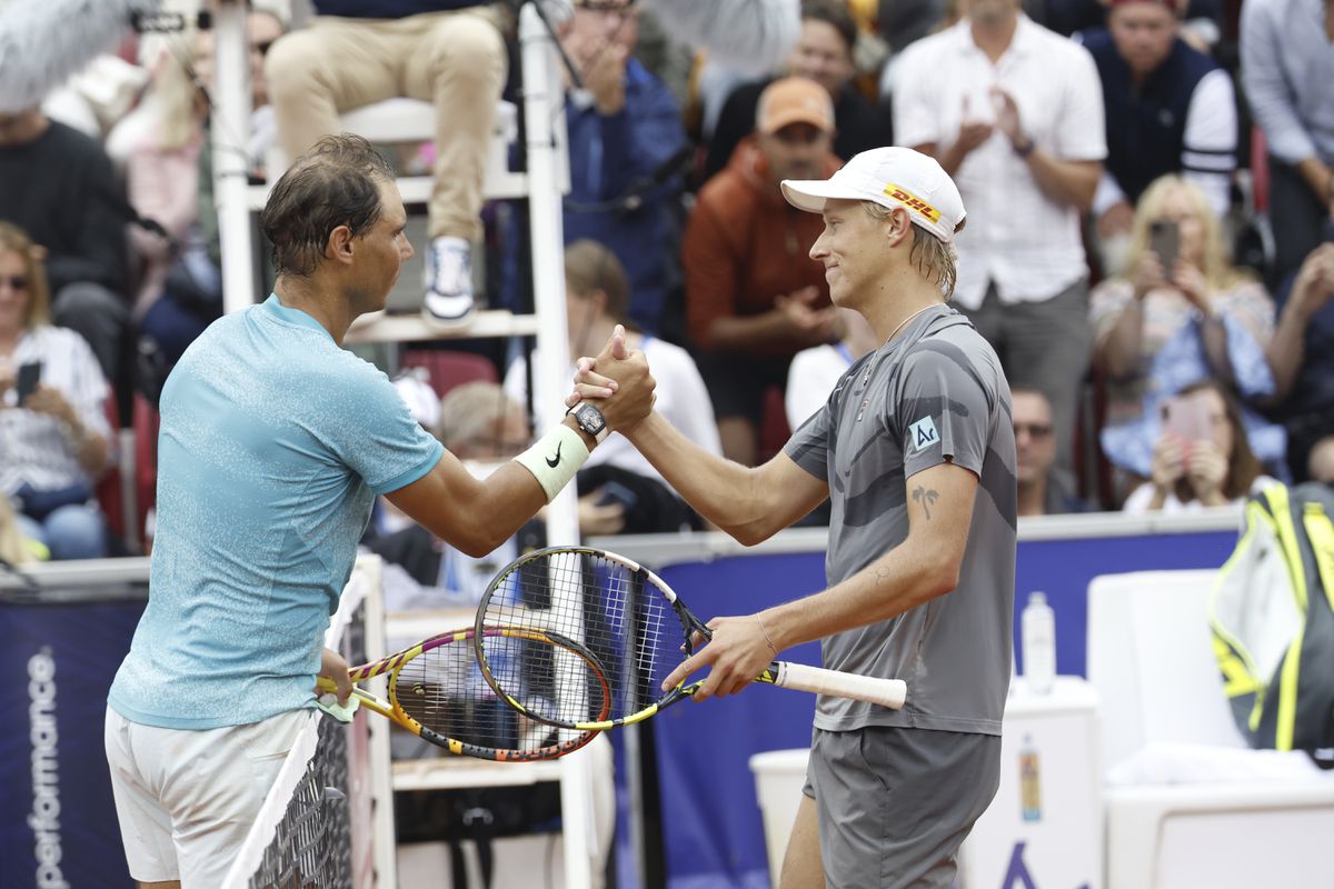 Rafael Nadal verslaat zoon Björn Borg en laat honderden fans in lachen uitbarsten