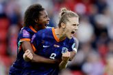 Vivianne Miedema schreeuwt het uit na de beslissende goal. © Getty Images