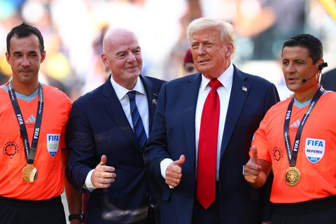 President Donald Trump op heterdaad 'betrapt' tijdens medaille-uitreiking WK voor clubs