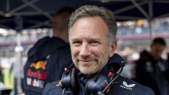 Duits medium zorgt voor shock in Formule 1: 'Christian Horner praat met grote concurrent van Red Bull'